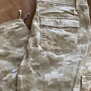 Eddie Bauer camo capris sz 6